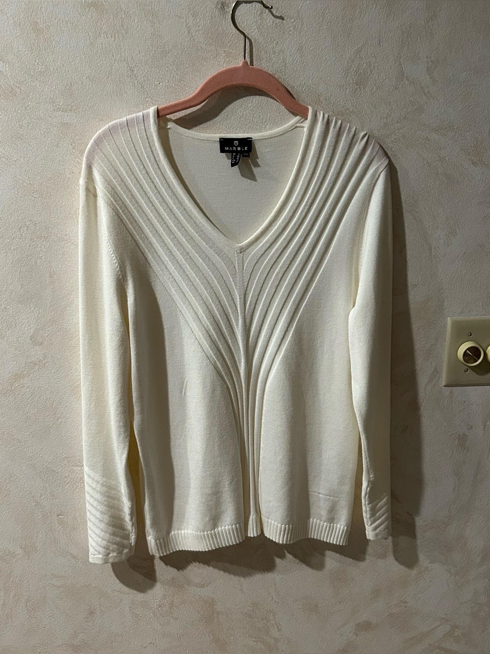 Womens marble cream color v-neckline sweater top in size medium